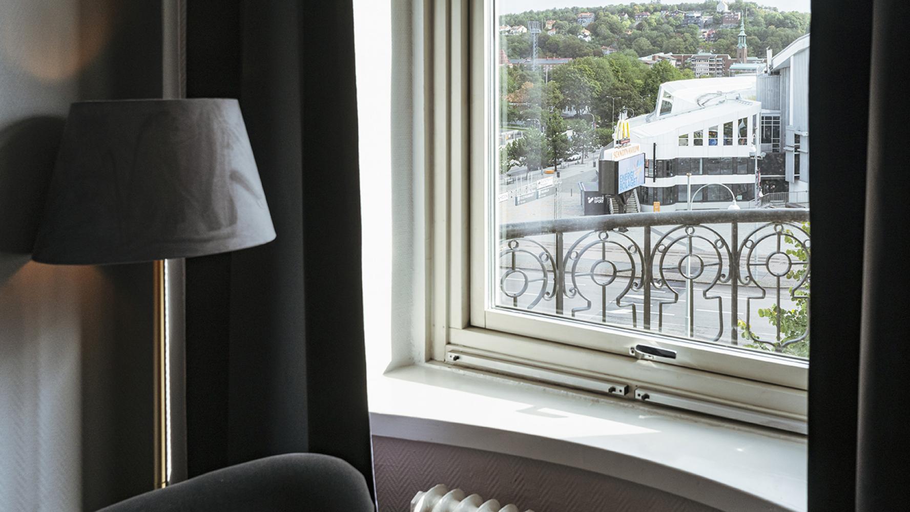 Utsikt över Scandinavium från hotellrum på Hotel Onyx
