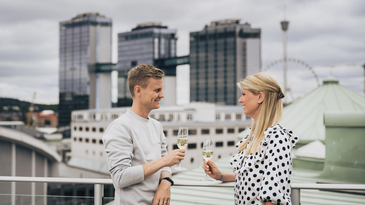 Kärlekspar på takterrassen med utsikt över Göteborg